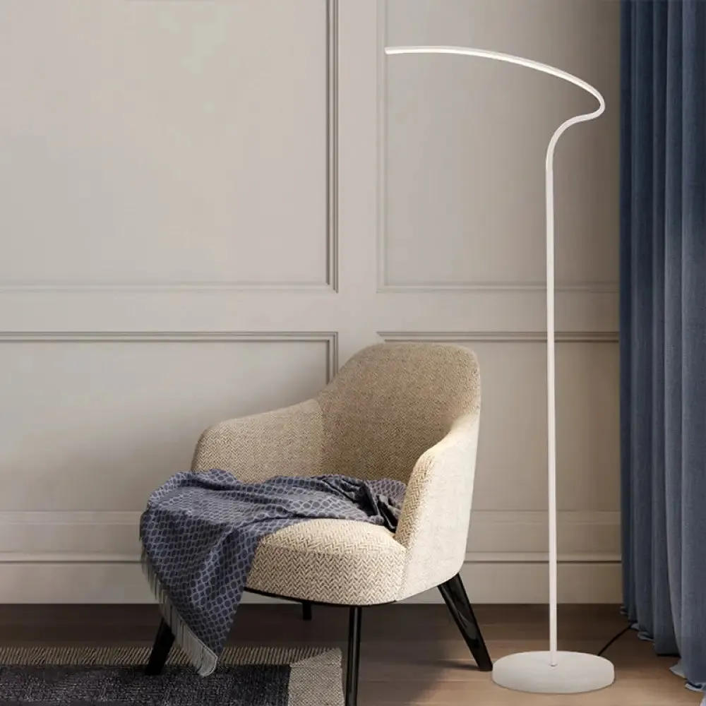 Modern Curved LED Floor Lamp: Stylish Metal Standing Light in Black/White