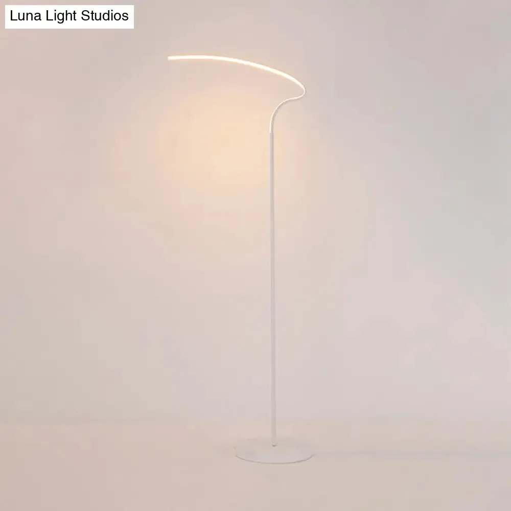 Modern Curved LED Floor Lamp: Stylish Metal Standing Light in Black/White