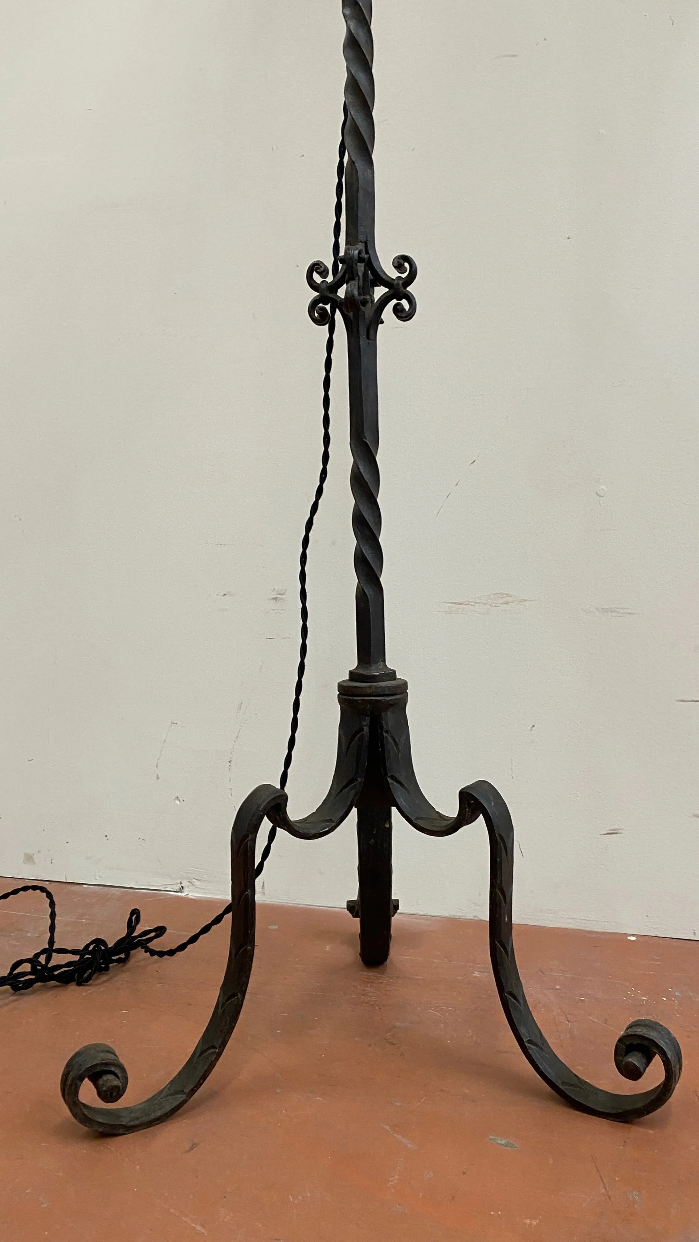 Wrought-Iron Adjustable-Height Floor Lamp w/ Mica Shade (LT-417)